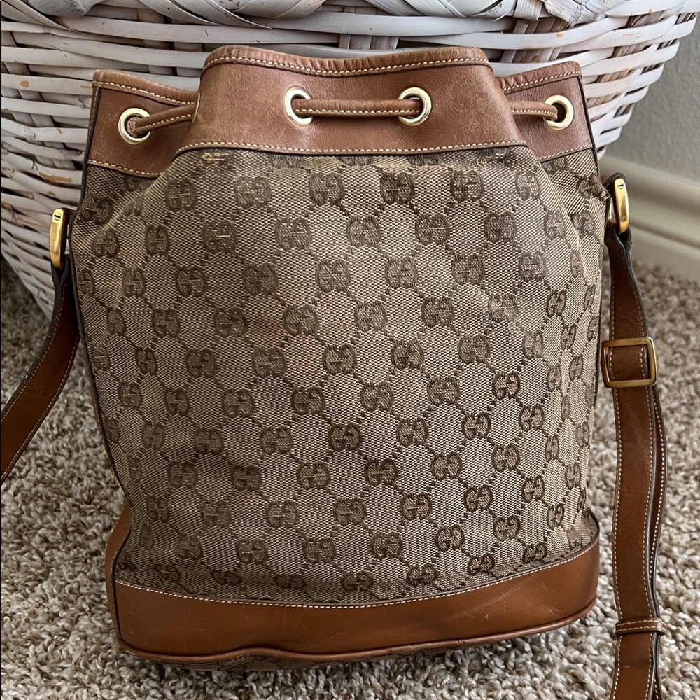 Gucci Brown GG Canvas Drawstring Shoulder Bag with Tan Leather Trim - Picture 2 of 16